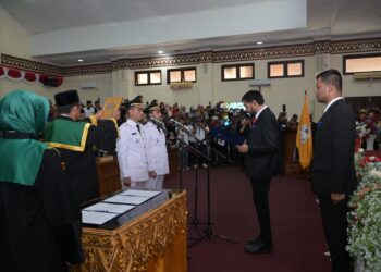 Gubernur Aceh, H. Muzakir Manaf, melantik pasangan Tarmizi dan Said Fadheil sebagai Bupati dan Wakil Bupati Aceh Barat periode 2025-2030. Prosesi pelantikan berlangsung di Rapat Paripurna Dewan Perwakilan Rakyat Kabupaten (DPRK) Aceh Barat, Rabu, 19/2.