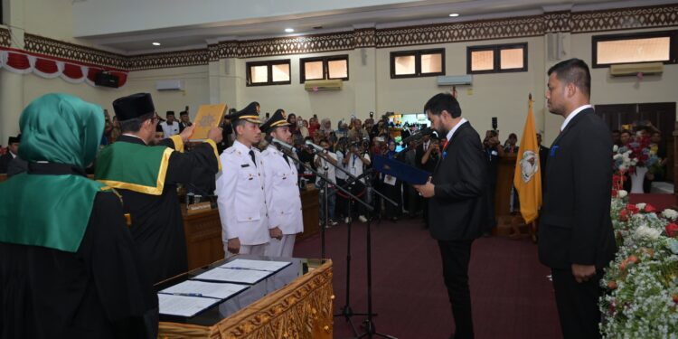 Gubernur Aceh H Muzakir Manaf melantik pasangan Tarmizi dan Said Fadheil sebagai Bupati dan Wakil Bupati Aceh Barat periode 2025 2030 Prosesi pelantikan berlangsung di Rapat Paripurna Dewan Perwakilan Rakyat Kabupaten DPRK Aceh Barat Rabu 192