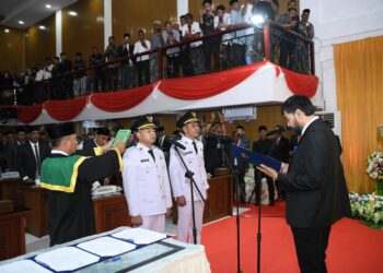 Gubernur Aceh Muzakir Manaf, mengambil sumpah jabatan dan melantik Safwandi, S.Sos sebagai Bupati Aceh Jaya dan Muslem D, SE sebagai Wakil Bupati Aceh Jaya periode 2025-2030, pada Rapat Paripurna DPRK Aceh Jaya , di Gedung DPRK Aceh Jaya, Rabu, 19/2/2025