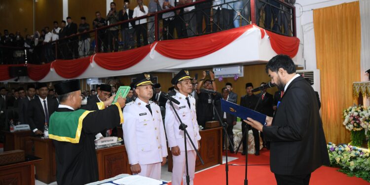 Gubernur Aceh Muzakir Manaf mengambil sumpah jabatan dan melantik Safwandi SSos sebagai Bupati Aceh Jaya dan Muslem D SE sebagai Wakil Bupati Aceh Jaya periode 20252030 pada Rapat Paripurna DPRK Aceh Jaya di Gedung DPRK Aceh Jaya Rabu 1922025 KETIKKABARcom Gubernur Aceh Muzakir Manaf mengambil sumpah jabatan dan melantik Safwandi SSos sebagai Bupati Aceh Jaya dan Muslem D SE sebagai Wakil Bupati Aceh Jaya periode 2025 2030 pada Rapat Paripurna DPRK Aceh Jaya di Gedung DPRK Aceh Jaya Rabu 1922025