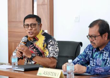 Plt Sekda Aceh, Drs. Alhudri, M.M. Saat menggelar rapat perdana dengan Para Asisten Sekda, Staf Ahli Gubernur, serta Kepala SKPA/Biro jajaran Pemerintah Aceh, di Ruang Rapat P3K Setda Aceh, Kamis, 20/2/2025