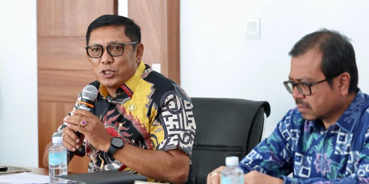 Plt Sekda Aceh Drs Alhudri MM Saat menggelar rapat perdana dengan Para Asisten Sekda Staf Ahli Gubernur serta Kepala SKPABiro jajaran Pemerintah Aceh di Ruang Rapat P3K Setda Aceh Kamis 2022025 KETIKKABARcom Plt Sekda Aceh Drs Alhudri MM Saat menggelar rapat perdana dengan Para Asisten Sekda Staf Ahli Gubernur serta Kepala SKPABiro jajaran Pemerintah Aceh di Ruang Rapat P3K Setda Aceh Kamis 2022025