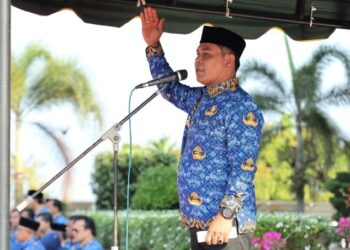 Bupati Aceh Besar H. Muharram Idris memberi Arahan Saat Apel Perdana OPD di halaman Kantor Bupati Aceh Besar, Senin (17/2/2025). FOTO: HUMAS