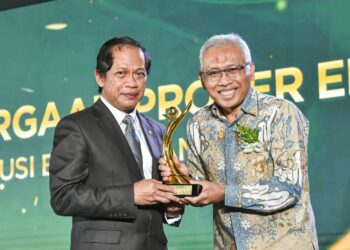 Presiden Direktur PT Solusi Bangun Andalas Soni Asrul Sani menerima penghargaan Proper Emas yang diserahkan oleh Menteri Lingkungan Hidup RI Hanif Faisol Nurofiq di Sasono Langen Budoyo Taman Mini Indonesia Indah Jakarta pada hari Senin 24 Februari 2025 FOTOHumas SBA KETIKKABARcom Presiden Direktur PT Solusi Bangun Andalas Soni Asrul Sani menerima penghargaan Proper Emas yang diserahkan oleh Menteri Lingkungan Hidup RI Hanif Faisol Nurofiq di Sasono Langen Budoyo Taman Mini Indonesia Indah Jakarta pada hari Senin 24 Februari 2025 FOTOHumas SBA