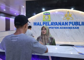Resepsionis MPP Aceh Besar berdialog dengan seorang pengunjung di Lambaro Kecamatan Ingin Jaya Kabupaten Aceh Besar Senin 2422025 FOTO MC ACEH BESAR KETIKKABARcom Resepsionis MPP Aceh Besar berdialog dengan seorang pengunjung di Lambaro Kecamatan Ingin Jaya Kabupaten Aceh Besar Senin 2422025 FOTO MC ACEH BESAR