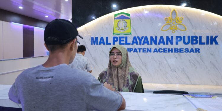 Resepsionis MPP Aceh Besar berdialog dengan seorang pengunjung di Lambaro Kecamatan Ingin Jaya Kabupaten Aceh Besar Senin 2422025 FOTO MC ACEH BESAR KETIKKABARcom Resepsionis MPP Aceh Besar berdialog dengan seorang pengunjung di Lambaro Kecamatan Ingin Jaya Kabupaten Aceh Besar Senin 2422025 FOTO MC ACEH BESAR