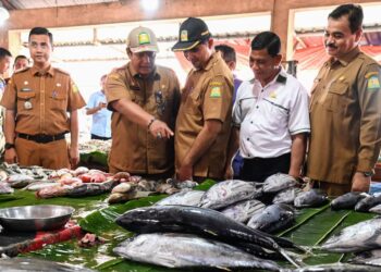 Plt Sekdakab Aceh Besar Bahrul Jamil SSos MSi bersama sejumlah Kepala OPD terkait memantau harga kebutuhan pokok menjelang bulan Ramdhan 1446 H di Pasar Induk Lambaro Kecamatan Ingin Jaya Aceh Besar Selasa 5022025 FOTOMC ACEH BESAR