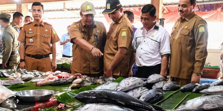 Plt Sekdakab Aceh Besar Bahrul Jamil SSos MSi bersama sejumlah Kepala OPD terkait memantau harga kebutuhan pokok menjelang bulan Ramdhan 1446 H di Pasar Induk Lambaro Kecamatan Ingin Jaya Aceh Besar Selasa 5022025 FOTOMC ACEH BESAR