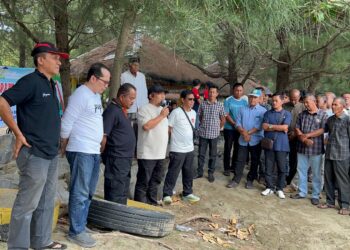 Pj Bupati Aceh Besar Muhammad Iswanto, SSTP, MM, sedang membakar semangat para personil Damkar dan para petugas penjaga pintu irigasi, di Pantai Riting Leupung, Minggu (9/02/2025). FOTO/MCAcehBesar