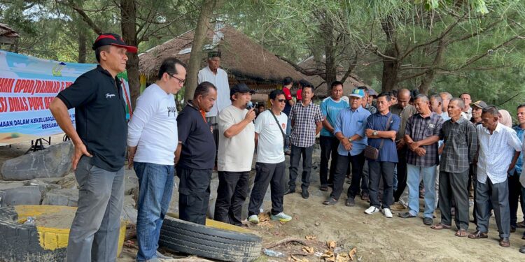 Pj Bupati Aceh Besar Muhammad Iswanto SSTP MM sedang membakar semangat para personil Damkar dan para petugas penjaga pintu irigasi di Pantai Riting Leupung Minggu 9022025 FOTOMCAcehBesar