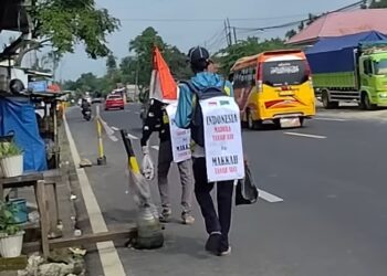 Foto Dua Warga Sampang Berjalan Kaki Ke Makkah/Tangkap Layar