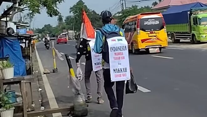 Foto Dua Warga Sampang Berjalan Kaki Ke MakkahTangkap Layar KETIKKABARcom Foto Dua Warga Sampang Berjalan Kaki Ke MakkahTangkap Layar