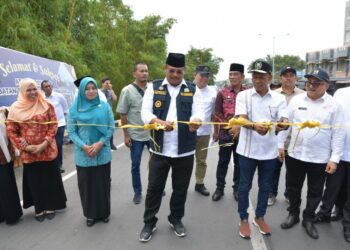 Pj. Gubernur Aceh, Dr. Safrizal, ZA. M. Si bersama Ketua DPR Aceh, Zulfadli , Plt. Sekda Aceh, Muhammad Diwarsyah dan Pj. Bupati Bireuen, Jamluddin melakukan pemotongan Pita sekaligus Penandatanganan Prasasti Peresmian Jembatan Tutu Panyang Samalanga, Kabupaten Bireuen, Jum’at, 07/02/2025.