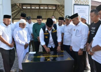 Pj Gubernur Aceh Dr Safrizal ZA M Si bersama Ketua DPR Aceh Zulfadli Plt Sekda Aceh Muhammad Diwarsyah dan Kadis Budpar Aceh Almuniza Kamal penandatanganan prasasti sekaligus meninjau Revitalisasi Cagar Budaya Sarana dan Prasarana Situs Sejarah Makam Habib Bughak di Desa Pante Peusangan Kec Jangka Kab Bireuen Jumat 07022025 KETIKKABARcom Pj Gubernur Aceh Dr Safrizal ZA M Si bersama Ketua DPR Aceh Zulfadli Plt Sekda Aceh Muhammad Diwarsyah dan Kadis Budpar Aceh Almuniza Kamal penandatanganan prasasti sekaligus meninjau Revitalisasi Cagar Budaya Sarana dan Prasarana Situs Sejarah Makam Habib Bughak di Desa Pante Peusangan Kec Jangka Kab Bireuen Jumat 07022025
