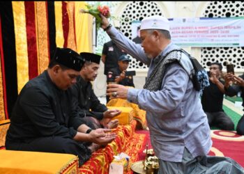 Pimpinan Dayah Darul Ulum Al-Fatah Tgk H. Marwan Abdullah mempeusijuk Bupati dan Wakil Bupati Aceh Besar terpilih 2024-2030 Syech Muharram Idris dan Syukuri  A Jalil di Masjid Nurul Huda, Gampong Cot Kareng, Kecamatan Blang Bintang, Aceh Besar, Sabtu (08/02/2025). FOTO/MC ACEH BESAR