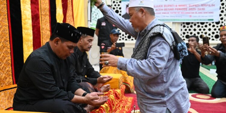 Pimpinan Dayah Darul Ulum AlFatah Tgk H Marwan Abdullah mempeusijuk Bupati dan Wakil Bupati Aceh Besar terpilih 20242030 Syech Muharram Idris dan Syukuri A Jalil di Masjid Nurul Huda Gampong Cot Kareng Kecamatan Blang Bintang Aceh Besar Sabtu 08022025 FOTOMC ACEH BESAR KETIKKABARcom Pimpinan Dayah Darul Ulum Al Fatah Tgk H Marwan Abdullah mempeusijuk Bupati dan Wakil Bupati Aceh Besar terpilih 2024 2030 Syech Muharram Idris dan Syukuri A Jalil di Masjid Nurul Huda Gampong Cot Kareng Kecamatan Blang Bintang Aceh Besar Sabtu 08022025 FOTOMC ACEH BESAR