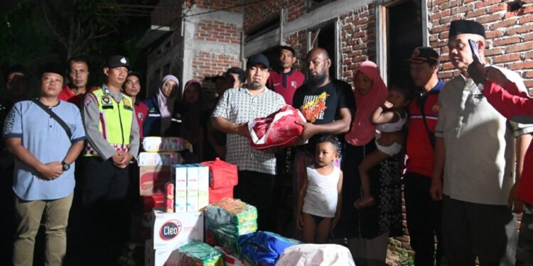 Screenshot202502122130554640deb401b9ffe8e1df2f1cc5ba480b12 KETIKKABARcom Pj Bupati Aceh Besar Respon Cepat, Bantu Korban Kebakaran di Gampong Lamtadok