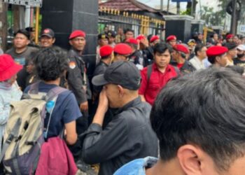 susana di luar PN Jakarta selatan, puluhan satgas cakra buana pdip memadati di pintu masuk PN Jakarta Selatan/FOTO: metrotvnews.com