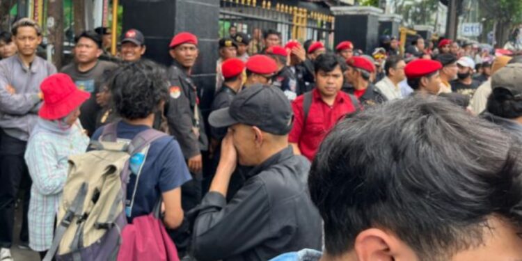 susana di luar PN Jakarta selatan puluhan satgas cakra buana pdip memadati di pintu masuk PN Jakarta SelatanFOTO metrotvnewscom