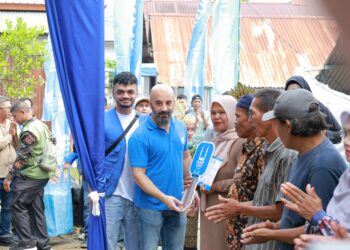 Direktur Islamic Relief UK, Tufail Hussein menyerahkan kunci rumah dhuafa berstruktur tahan gempa tipe 36 secara simbolis kepada penerima manfaat di Gampong Geundrieng, Kecamatan Darul Imarah, Aceh Besar, Minggu (2/2/2025). FOTO/MCAcehbesar.