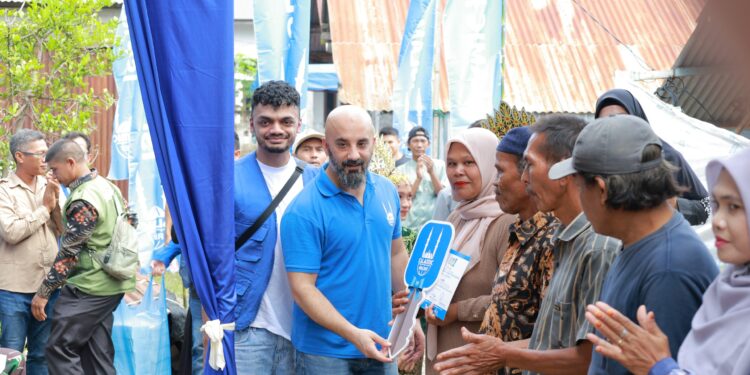 Direktur Islamic Relief UK Tufail Hussein menyerahkan kunci rumah dhuafa berstruktur tahan gempa tipe 36 secara simbolis kepada penerima manfaat di Gampong Geundrieng Kecamatan Darul Imarah Aceh Besar Minggu 222025 FOTOMCAcehbesar KETIKKABARcom Direktur Islamic Relief UK Tufail Hussein menyerahkan kunci rumah dhuafa berstruktur tahan gempa tipe 36 secara simbolis kepada penerima manfaat di Gampong Geundrieng Kecamatan Darul Imarah Aceh Besar Minggu 222025 FOTOMCAcehbesar