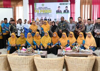 Ketua PGMNI Aceh Besar Ardiah M.Ag, Ketua PGMNI Aceh Ismaidar M.Pd foto bersama pengurus seusai pelantikan Ketua PGMNI Kabupaten Aceh Besar di Aula Dekranasda, Gampong Gani, Kecamatan Ingin Jaya, Aceh Besar [FOTO/MC ACEH BESAR]