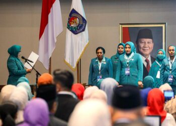 Marlina Usman, istri Gubernur Aceh, resmi dilantik dan dikukuhkan sebagai Ketua Tim Penggerak PKK dan Tim Pembina Posyandu Aceh periode 2025-2030, Kamis (20/2). Prosesi pelantikan dilakukan oleh Ketua Umum TP PKK dan Ketum Tim Pembina Posyandu Tri Tito Karnavian di Aryanusa Ballroom, Menara Danareksa, Jakarta Pusat, dengan disaksikan Istri Wakil Gubernur Aceh Mukarramah Fadhlullah. [FOTO/Humas BPPA]