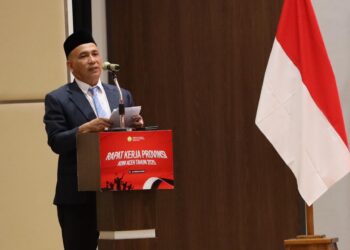 Ketua Umum KONI Aceh, H. Kamaruddin Abu Bakar menyampaikan arahan dalam forum Rapat Kerja (Raker) KONI Aceh pada Sabtu malam (21/2/2025) di Banda Aceh