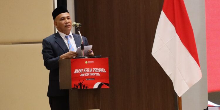 Ketua Umum KONI Aceh H Kamaruddin Abu Bakar menyampaikan arahan dalam forum Rapat Kerja Raker KONI Aceh pada Sabtu malam 2122025 di Banda Aceh