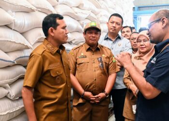 Plt Sekdakab Aceh Besar Bahrul Jamil SSos MSi bersama Wagub Aceh Fadhlullah Dek Fadh melihat beras berbagai kualitas saat memantau stok beras di Gudang Bulog Gampong Siron Kecamatan Ingin Jaya Selasa 25022025 FOTOMC ACEH BESAR KETIKKABARcom Plt Sekdakab Aceh Besar Bahrul Jamil SSos MSi bersama Wagub Aceh Fadhlullah Dek Fadh melihat beras berbagai kualitas saat memantau stok beras di Gudang Bulog Gampong Siron Kecamatan Ingin Jaya Selasa 25022025 FOTOMC ACEH BESAR