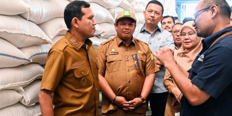 Plt Sekdakab Aceh Besar Bahrul Jamil SSos MSi bersama Wagub Aceh Fadhlullah Dek Fadh melihat beras berbagai kualitas saat memantau stok beras di Gudang Bulog Gampong Siron Kecamatan Ingin Jaya Selasa 25022025 FOTOMC ACEH BESAR KETIKKABARcom Plt Sekdakab Aceh Besar Bahrul Jamil SSos MSi bersama Wagub Aceh Fadhlullah Dek Fadh melihat beras berbagai kualitas saat memantau stok beras di Gudang Bulog Gampong Siron Kecamatan Ingin Jaya Selasa 25022025 FOTOMC ACEH BESAR