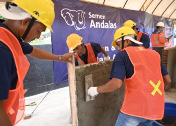 Para tukang bangunan sedang mengikuti praktek langsung mengenai aplikasi semen yang efektif dan efisien untuk plasteran dan acian dengan menggunakan Semen Andalas, Senin, 24 Februari 2025. FOTO/Humas SBA