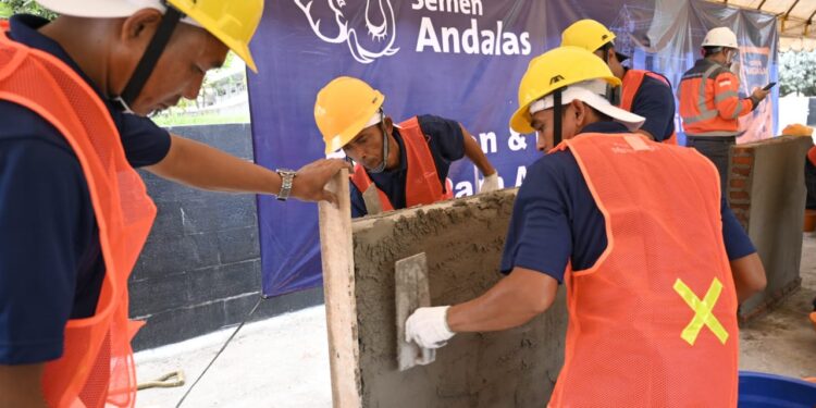 Para tukang bangunan sedang mengikuti praktek langsung mengenai aplikasi semen yang efektif dan efisien untuk plasteran dan acian dengan menggunakan Semen Andalas Senin 24 Februari 2025 FOTOHumas SBA KETIKKABARcom Para tukang bangunan sedang mengikuti praktek langsung mengenai aplikasi semen yang efektif dan efisien untuk plasteran dan acian dengan menggunakan Semen Andalas Senin 24 Februari 2025 FOTOHumas SBA