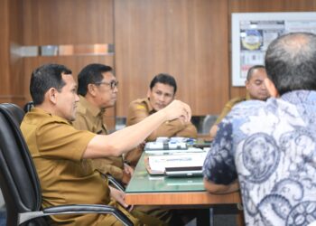 Wakil Gubernur Aceh, Fadhlullah, S.E., di dampingi Sekretaris Daerah Aceh, para Asisten sekda Aceh dan instansi terkait lakukan pertemuan bersama tim SKALA terkait satu data Aceh di ruang Rapat Sekda Aceh, rabu, 25/02/2025