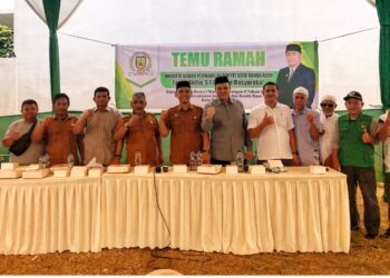 Anggota DPRK Banda Aceh, Faisal Ridha, ST saat kegiatan reses I masa persidangan II Tahun 2025, daerah pemilihan (Dapil) IV Kecamatan Jaya Baru dan Banda Raya, di Gampong Lamteumen Timur, Selasa (25/02/2025).[FOTO/HUMAS]