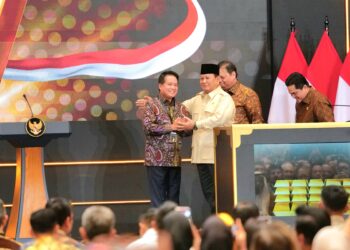 Presiden Republik Indonesia Prabowo Subianto (tengah) didampingi Direktur Utama BSI Hery Gunardi (kiri), Menteri Koordinator Bidang Perekonomian Airlangga Hartanto (kedua kiri), Menteri BUMN Erick Thohir (keempat kiri) dan Direktur Utama PT Pegadaian Damar Latri Setiawan (kanan) saat meresmikan Layanan Bank Emas PT Bank Syariah Indonesia Tbk (BSI), Rabu (26/2/2025).
