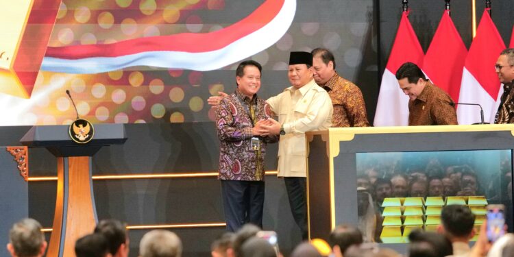 Presiden Republik Indonesia Prabowo Subianto tengah didampingi Direktur Utama BSI Hery Gunardi kiri Menteri Koordinator Bidang Perekonomian Airlangga Hartanto kedua kiri Menteri BUMN Erick Thohir keempat kiri dan Direktur Utama PT Pegadaian Damar Latri Setiawan kanan saat meresmikan Layanan Bank Emas PT Bank Syariah Indonesia Tbk BSI Rabu 2622025