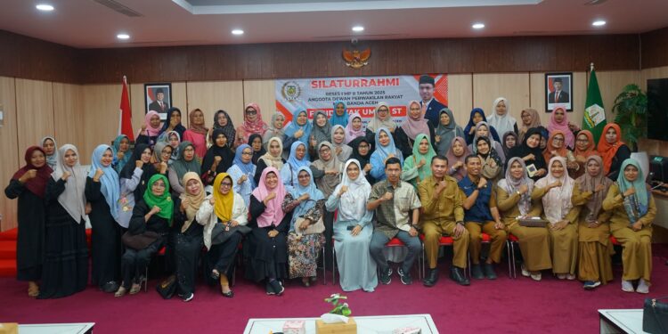Ketua Komisi IV Dewan Perwakilan Rakyat Kota DPRK Banda Aceh Farid Nyak Umar dalam kegiatan Reses bersama ibuibu dari perwakilan KWT seKecamatan Kuta Alam di Aula Bapelkes Aceh Banda Aceh pada Selasa 2522025 KETIKKABARcom Ketua Komisi IV Dewan Perwakilan Rakyat Kota DPRK Banda Aceh Farid Nyak Umar dalam kegiatan Reses bersama ibu ibu dari perwakilan KWT se Kecamatan Kuta Alam di Aula Bapelkes Aceh Banda Aceh pada Selasa 2522025