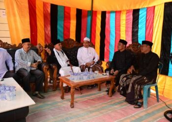 Bupati Aceh Besar, Syech Muharram Idris, melayat ke rumah Almarhum Aba H. Asnawi Bin Tgk. H. Ramli di Pondok Pesantren Budi Mesja Lamno, Aceh Jaya, Jumat (14/2/2025). FOTO/MC ACEH BESAR.