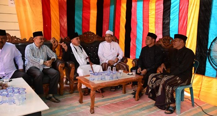 Bupati Aceh Besar Syech Muharram Idris melayat ke rumah Almarhum Aba H Asnawi Bin Tgk H Ramli di Pondok Pesantren Budi Mesja Lamno Aceh Jaya Jumat 1422025 FOTOMC ACEH BESAR