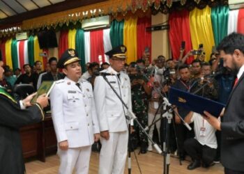Gubernur Aceh, Muzakir Manaf, melantik Sayuti Abubakar dan Husaini sebagai Wali Kota dan Wakil Wali Kota Lhokseumawe, dalam paripurna DPRK Lhokseumawe, Senin, (17/2/2025). [FOTO/HUMASPROV