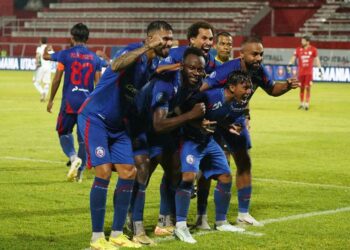 Pemain Arema FC melakukan selebrasi setelah membobol gawang PSS Sleman, Senin (17/2/2025) FOTO: Arema FC
