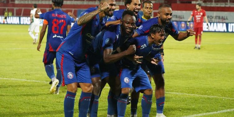 Pemain Arema FC melakukan selebrasi setelah membobol gawang PSS Sleman Senin 1722025 FOTO Arema FC