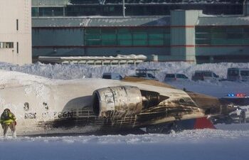 Pesawat Delta Air Lines terbalik saat mendarat di Bandara Internasional Toronto Pearson Kanda, Senin (17/2). [REUTERS:Cole Burston]