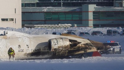 Pesawat Delta Air Lines terbalik saat mendarat di Bandara Internasional Toronto Pearson Kanda Senin 172 REUTERSCole Burston KETIKKABARcom Pesawat Delta Air Lines terbalik saat mendarat di Bandara Internasional Toronto Pearson Kanda Senin 172 REUTERSCole Burston