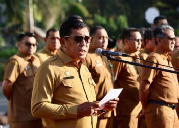 Plt Sekda Aceh, Alhudri, mewakili Gubernur Aceh memberi arahan dalam apel pagi yang diikuti para Asisten Sekda, Staf Ahli Gubernur, Kepala SKPB/Biro dan seluruh ASN di lingkungan Setda Aceh, di Halaman Kantor Gubernur Aceh, Senin (3/3/2024). FOTO/Humprov