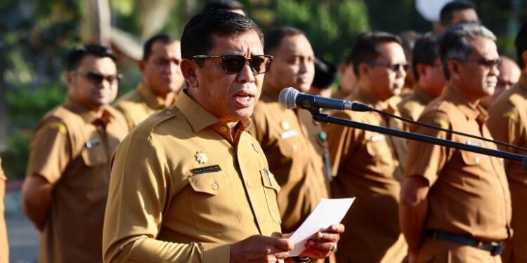 Plt Sekda Aceh Alhudri mewakili Gubernur Aceh memberi arahan dalam apel pagi yang diikuti para Asisten Sekda Staf Ahli Gubernur Kepala SKPBBiro dan seluruh ASN di lingkungan Setda Aceh di Halaman Kantor Gubernur Aceh Senin 332024 FOTOHumprov