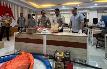 Wakapolda Sulut memimpin rilis kasus penembakan warga oleh oknum Brimob.[FOTO: manado post/grand regar] Ⓒ Hak cipta foto di atas dikembalikan sesungguhnya kepada pemilik foto.