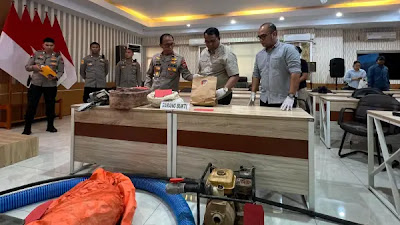 Wakapolda Sulut memimpin rilis kasus penembakan warga oleh oknum BrimobFOTO manado postgrand regar Ⓒ Hak cipta foto di atas dikembalikan sesungguhnya kepada pemilik foto KETIKKABARcom Wakapolda Sulut memimpin rilis kasus penembakan warga oleh oknum BrimobFOTO manado postgrand regar Ⓒ Hak cipta foto di atas dikembalikan sesungguhnya kepada pemilik foto