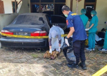 Kerangka manusia ditemukan di dalam mobil Honda Civic yang terparkir di Aspol Polsek Ujungpangkah, Gresik, Senin (10/3/2025) siang. [FOTO: TribunJatim.com/Willy Abraham] Ⓒ Hak cipta foto di atas dikembalikan sesungguhnya kepada pemilik foto.